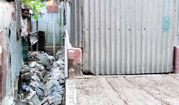 ধুনটে অটো চালকের বিরুদ্ধে রাস্তা দখল করে ঘর নির্মাণের অভিযোগ