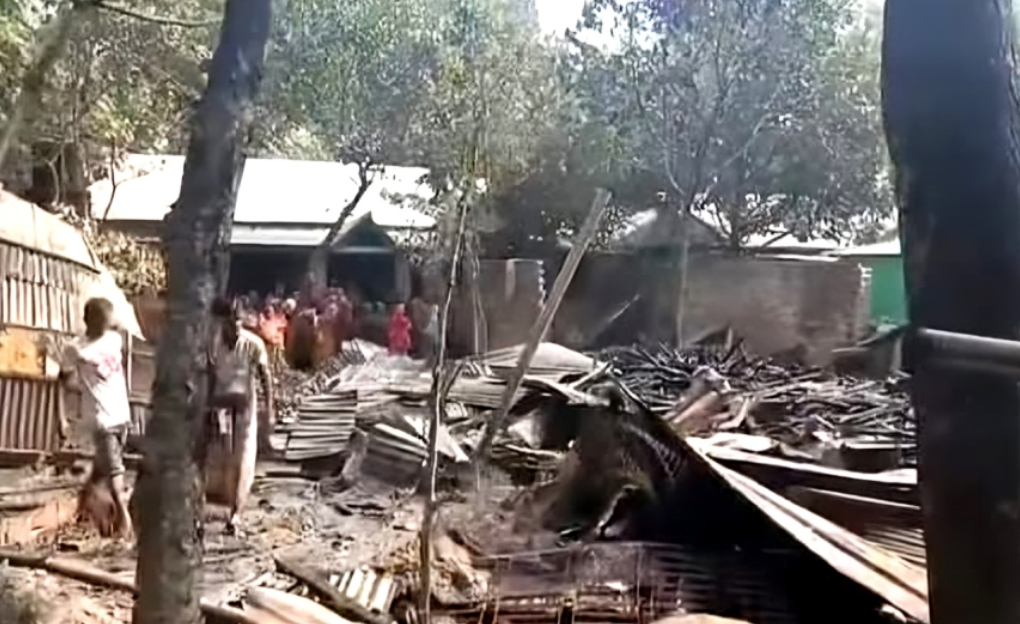 উল্লাপাড়ায় আগুনে পুড়ল ৩ বসতবাড়ি, মারা গেছে দুটি গরু