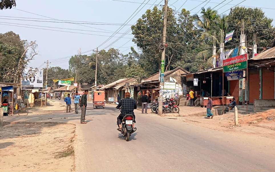 কুড়িগ্রাম-৪: পোস্টারহীন নির্বাচনে প্রার্থীদের ভরসা এখন ‘ঘরোয়া প্রচারণা’
