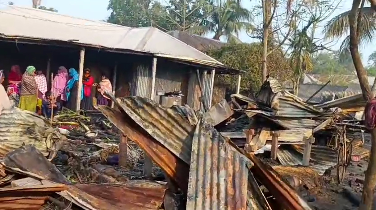 গভীর রাতে বাড়িতে আগুন, ঘুম থেকে চিরঘুমে মা-শিশু