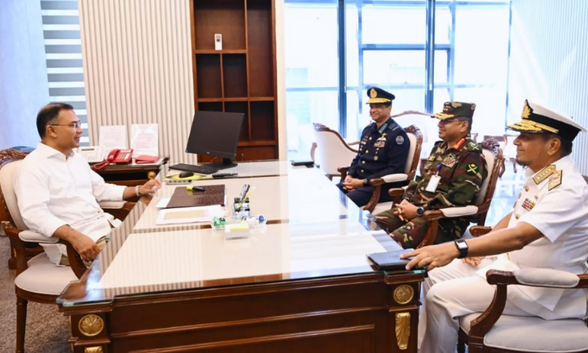 তিন বাহিনী প্রধান ও গোয়েন্দা প্রধানদের সঙ্গে প্রধানমন্ত্রীর বৈঠক