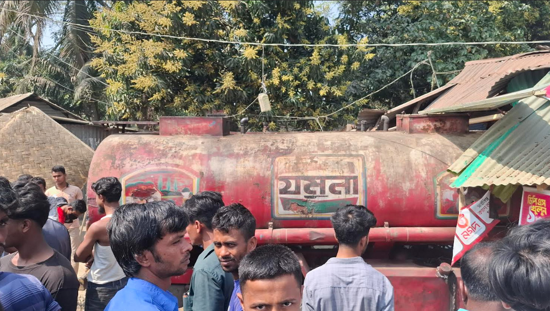 নোয়াখালীতে তেলবাহী লরি চাপায় ব্যবসায়ী নিহত, ২ ছেলে আশঙ্কাজনক