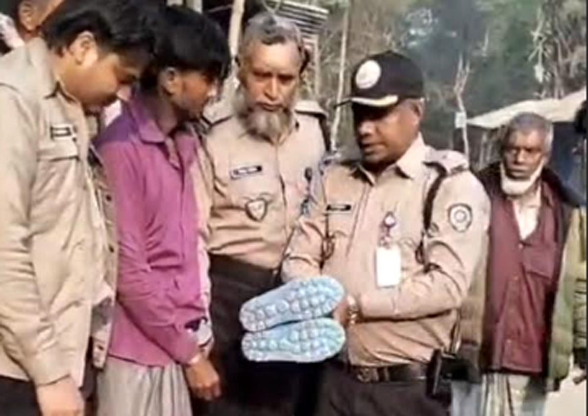 প্লাস্টিকের জুতার ভেতর বিশেষ কৌশলে ইয়াবা পাচার, নোয়াখালীতে আটক ১