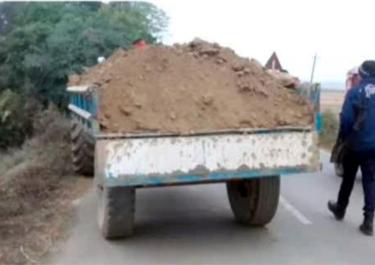 নাসিরনগরে কৃষিজমির মাটি কাটায় দেড় লাখ টাকা জরিমানা, ৫ ট্রাক্টর জব্দ