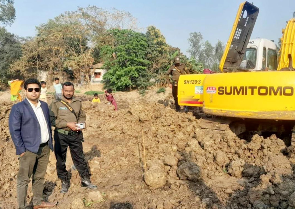 সিংড়ায় ফসলি জমিতে অবৈধ পুকুর খনন: ৮টি এক্সকেভেটর ও ১৬টি ব্যাটারি জব্দ
