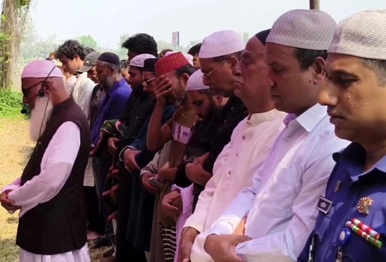 সেনবাগে জয়নুল আবদীন ফারুকের স্ত্রীর দাফন সম্পন্ন: জানাজায় সর্বস্তরের মানুষের ঢল