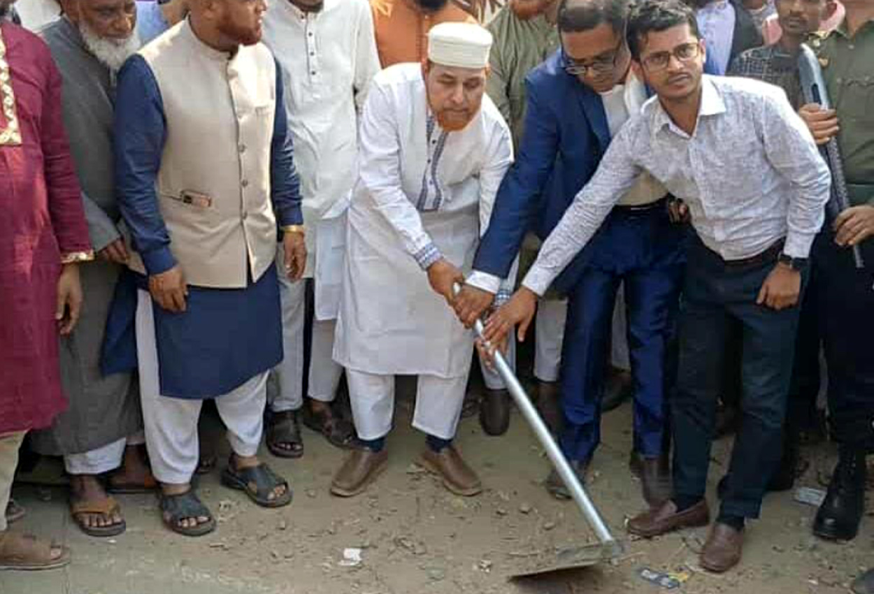 উল্লাপাড়ায় ৫ কোটি টাকার ড্রেন প্রকল্পের উদ্বোধন করেছেন এমপি রফিকুল ইসলাম খান 