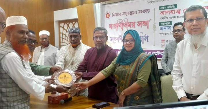 বড়াইগ্রামে শিক্ষকদের সঙ্গে এমপি আব্দুল আজিজের মতবিনিময়