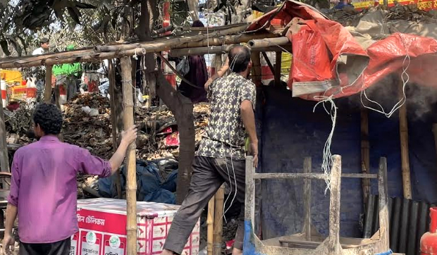 ঈদকে সামনে রেখে উল্লাপাড়ায় অবৈধ দোকান উচ্ছেদ