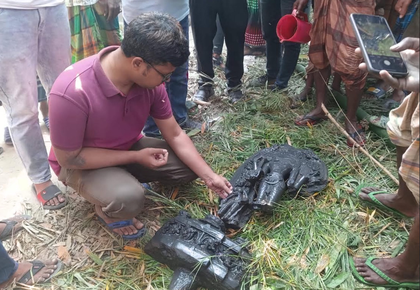 চাটমোহরে পুকুর খননের সময় প্রাচীন বিষ্ণু মূর্তি উদ্ধার