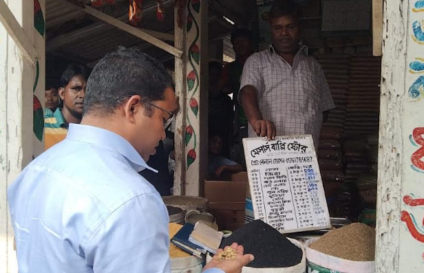 ঠাকুরগাঁওয়ে নিত্য বাজারে মোবাইল কোর্ট, মূল্য তালিকা না থাকায় জরিমানা