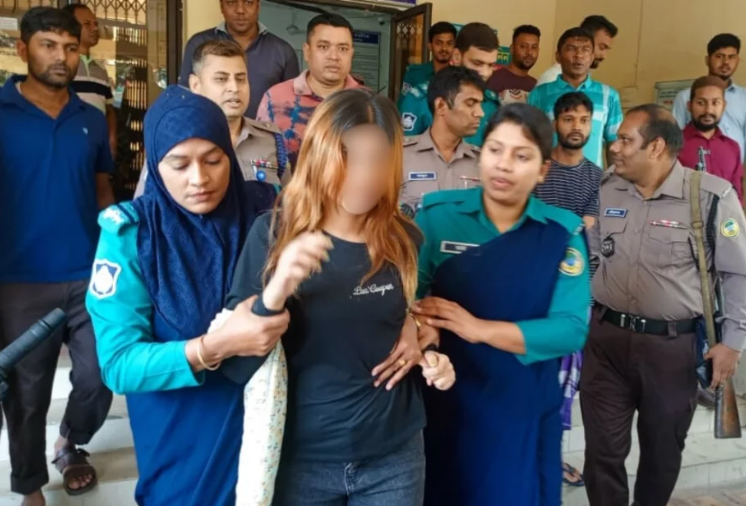 বরিশালে হোটেল কক্ষে হানিট্র্যাপ চক্রের খপ্পরে যুবক, তরুণীসহ গ্রেপ্তার ২