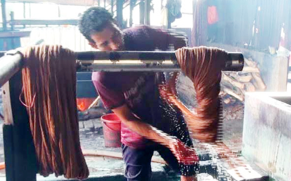 দীর্ঘদিনের মন্দা কাটিয়ে কর্মচাঞ্চল্যে মুখর সিরাজগঞ্জের তাঁত পল্লি