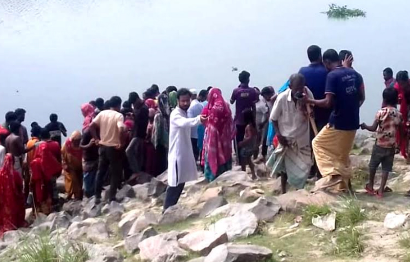 শিমুলের সৌন্দর্য উপভোগ করছিলেন দুই তরুণ ট্রেনে কাটা পড়ে মৃত্যু