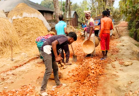 বড়াইগ্রামে নিম্নমানের সামগ্রী দিয়ে সড়ক নির্মাণ: অপসারণের নির্দেশ এলজিডির