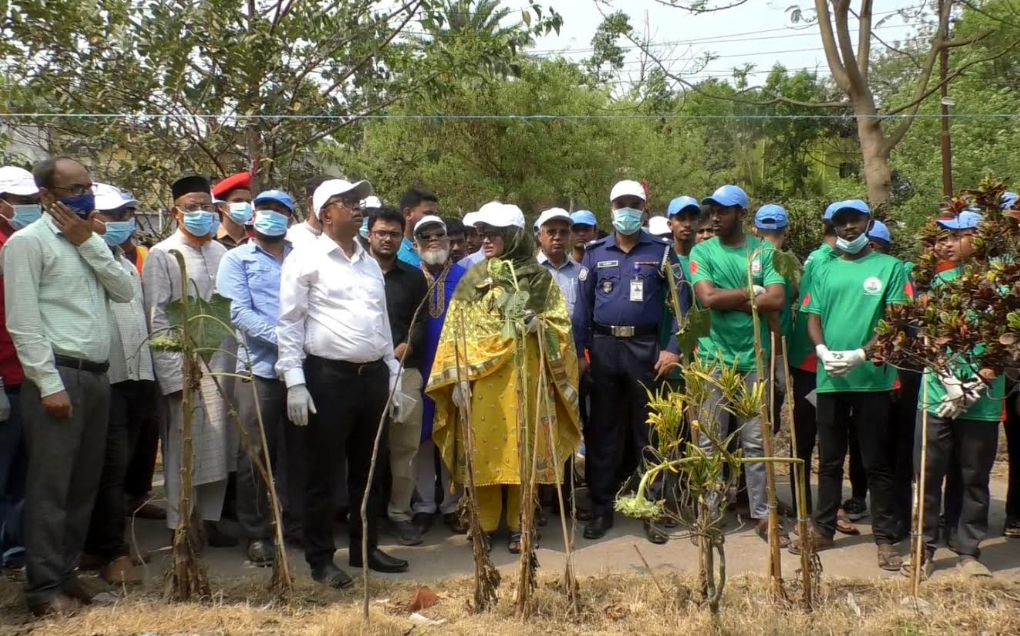 সাতক্ষীরায় ডিসির পরিচ্ছন্নতা অভিযান যেন শুধুই ‘ফটোসেশন’, হাসপাতাল ঘিরে ডেঙ্গু আতঙ্ক