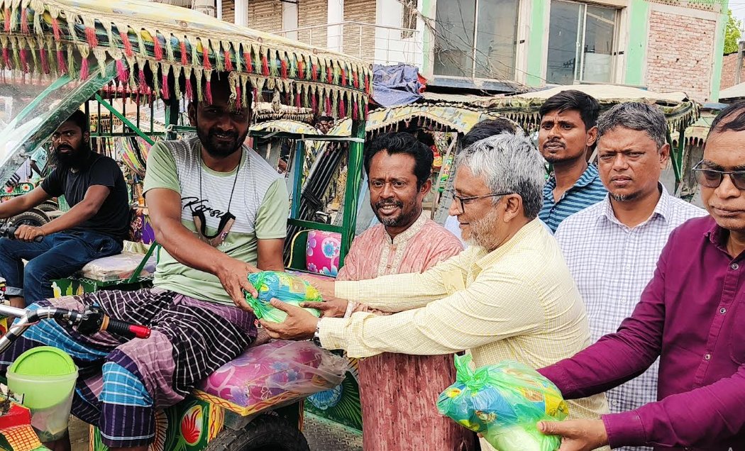 ব্যানার-ফেস্টুনের টাকা বাঁচিয়ে কর্মহীন মানুষের পাশে বিএনপি নেতা বুলেট