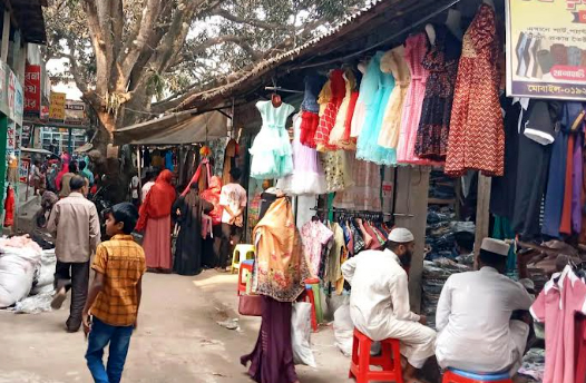 ঈদের কেনাকাটায় জমে উঠেছে চিলমারীর বিপণিবিতানগুলো, ভিড় বেশি নারী ও শিশুদের