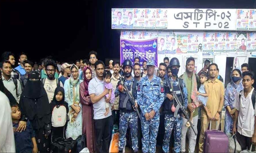 ঝড়ের রাতে চরে আটকা লঞ্চ, ১৭ ঘণ্টা পর উদ্ধার শতাধিক যাত্রী