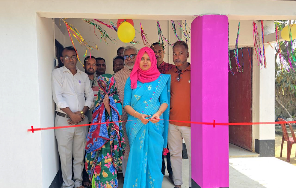 সাঁথিয়ায় নির্যাতিত সেই বৃদ্ধা মাকে ঘর দিল উপজেলা প্রশাসন