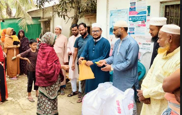 সিংড়ায় ৬০০ পরিবারের মাঝে জামায়াতের মেয়র প্রার্থীর ঈদসামগ্রী বিতরণ 