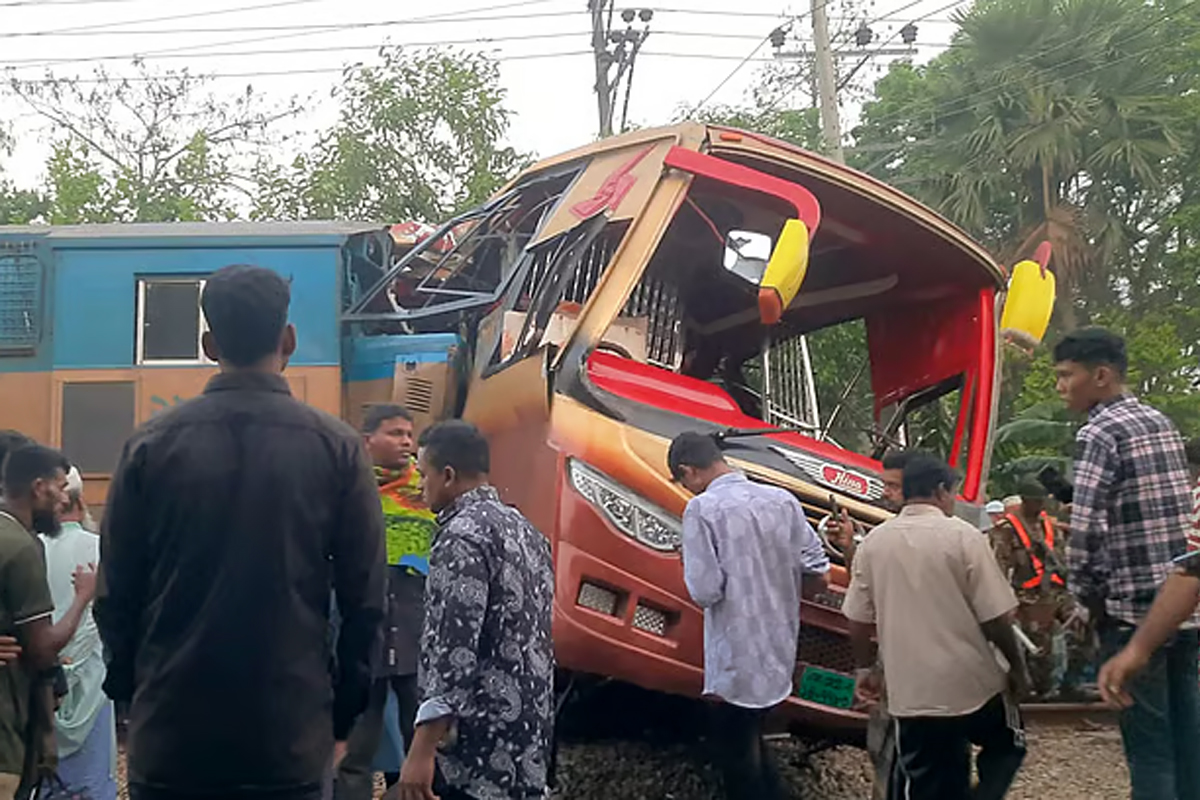 কুমিল্লায় ট্রেন-বাস ভয়াবহ সংঘর্ষ: প্রাণ হারালেন ১২ জন, আহত ১০