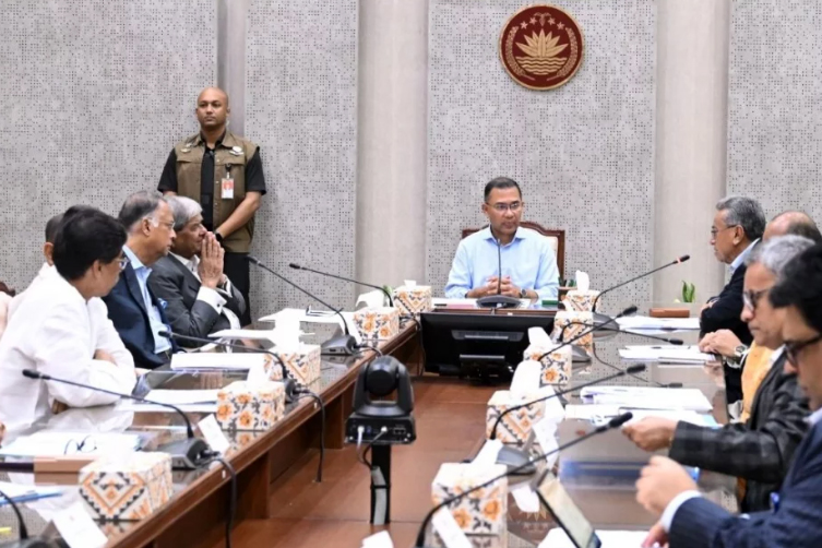 জ্বালানি নিরাপত্তা নিশ্চিত করতে সচিবালয়ে প্রধানমন্ত্রীর জরুরি বৈঠক