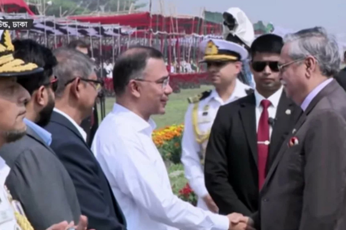 জাতীয় প্যারেড স্কয়ারে সশস্ত্র বাহিনীর বর্ণিল কুচকাওয়াজে প্রধানমন্ত্রী ও রাষ্ট্রপতি