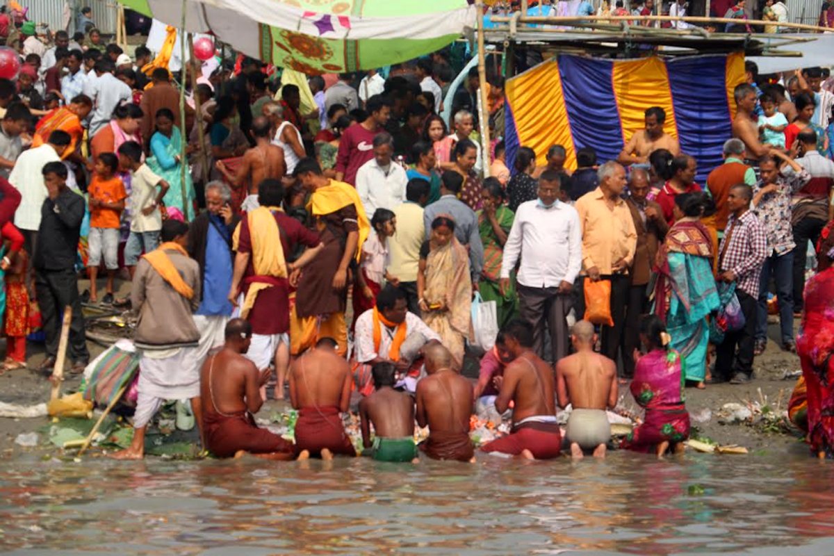 ব্রহ্মপুত্রে অষ্টমীর পুণ্যস্নানে লাখো মানুষের ঢল
