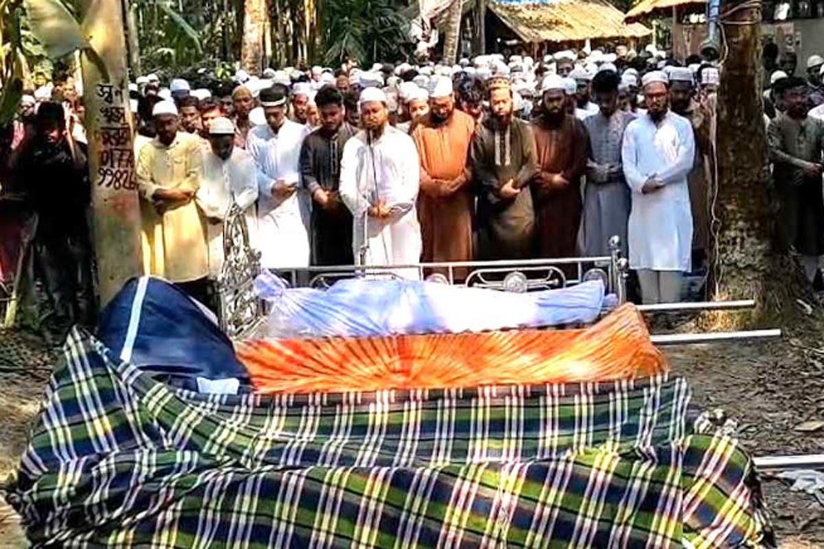 একই কবরস্থানে পাশপাশি কবরে স্ত্রী-সন্তানের সঙ্গে মুফতি মমিনের দাফন