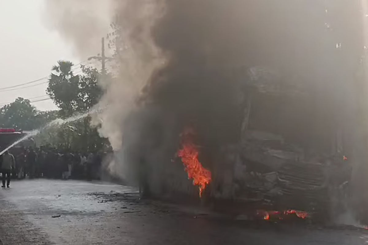 যশোরে চলন্ত বাসে দাউ দাউ আগুন, প্রাণে বাঁচলেন অর্ধশত যাত্রী