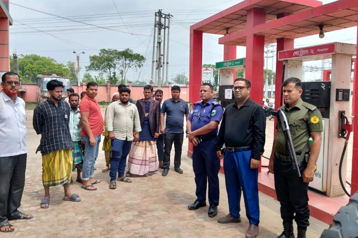 তেল মজুদ রেখে বিক্রি বন্ধ করায় উল্লাপাড়ায় ভ্রাম্যমাণ আদালতের অভিযান