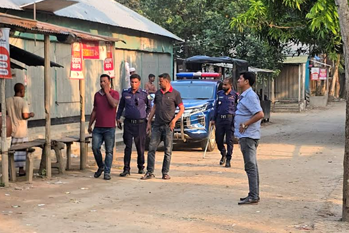 সাঁথিয়ায় মসজিদ কমিটি গঠন নিয়ে সংঘর্ষ, অগ্নিসংযোগ, আহত ৭