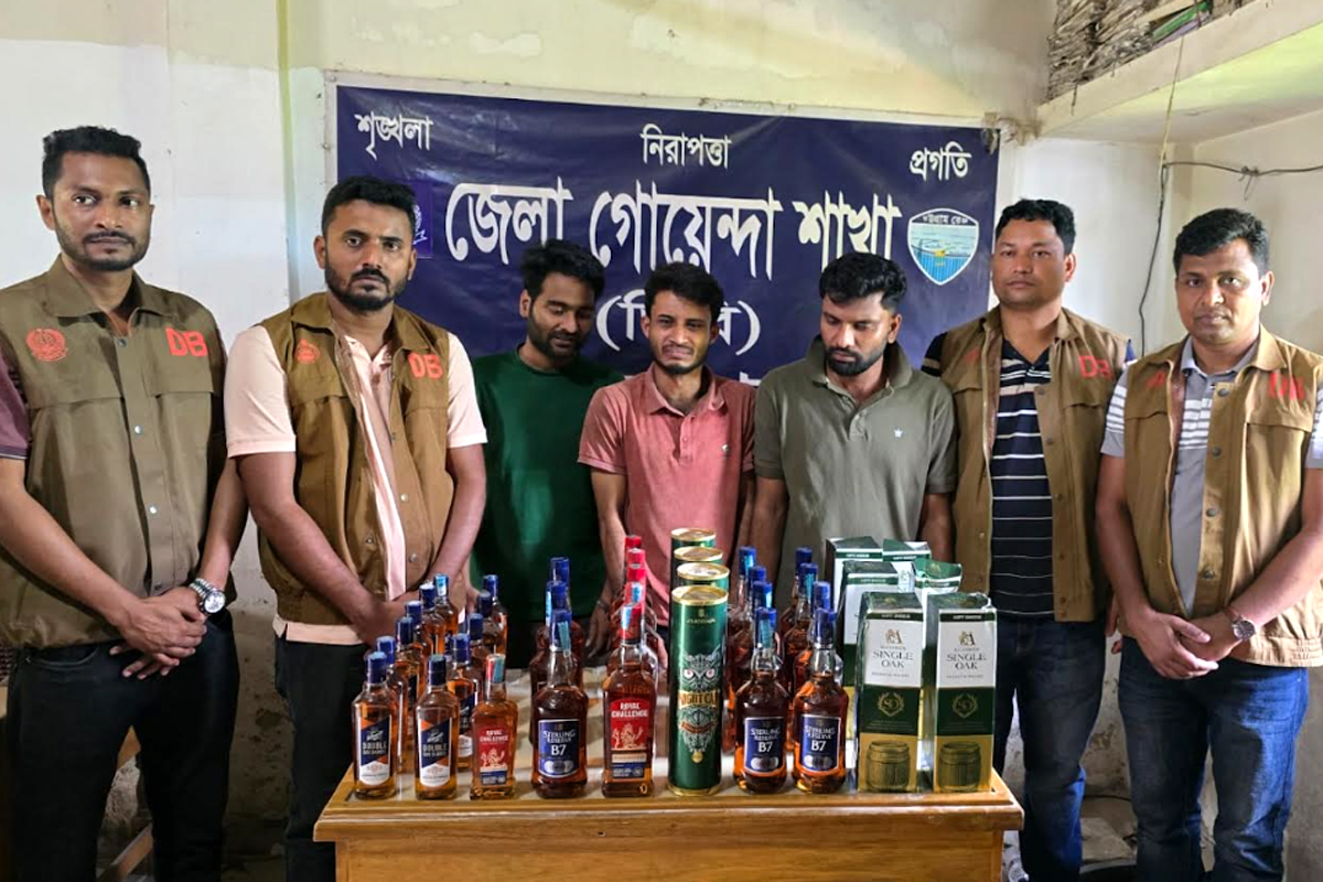 বেগমগঞ্জে শয়নকক্ষে মদের আস্তানা, ৩৯ বোতলসহ গ্রেপ্তার ৩