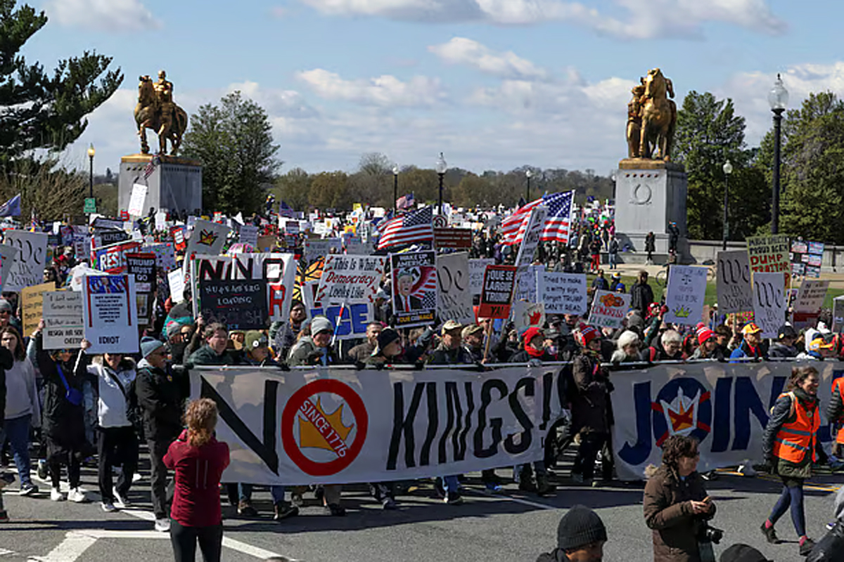যুক্তরাষ্ট্রে ট্রাম্পবিরোধী বিক্ষোভের ঢেউ: ৩২০০ স্থানে ‘নো কিংস’ কর্মসূচি