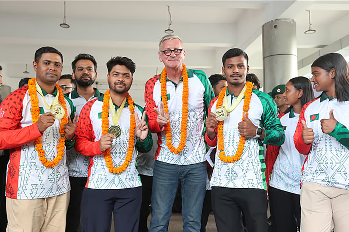ফুলের মালায় বরণ সোনাজয়ী বাংলাদেশ আর্চারি দলকে