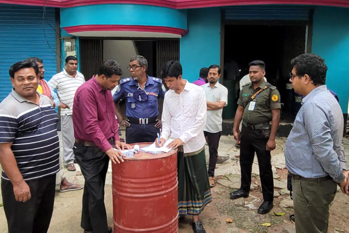 সিংড়ায় তেল মজুতের দায়ে এক ব্যবসায়ীর লাখ টাকা জরিমানা