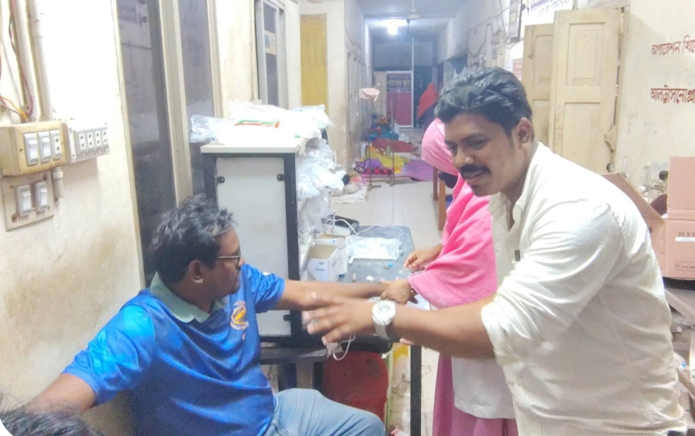 নাটোরে কন্টেইনারে তেল বিক্রির ভিডিও ধারণ করায় সাংবাদিককে পিটিয়ে আহত