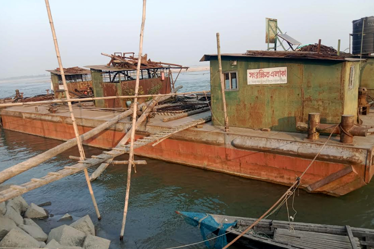 চিলমারীতে ৮ বছর ধরে তেলশূন্য ভাসমান ডিপো, নাব্য সংকটে সেচ ব্যাহত