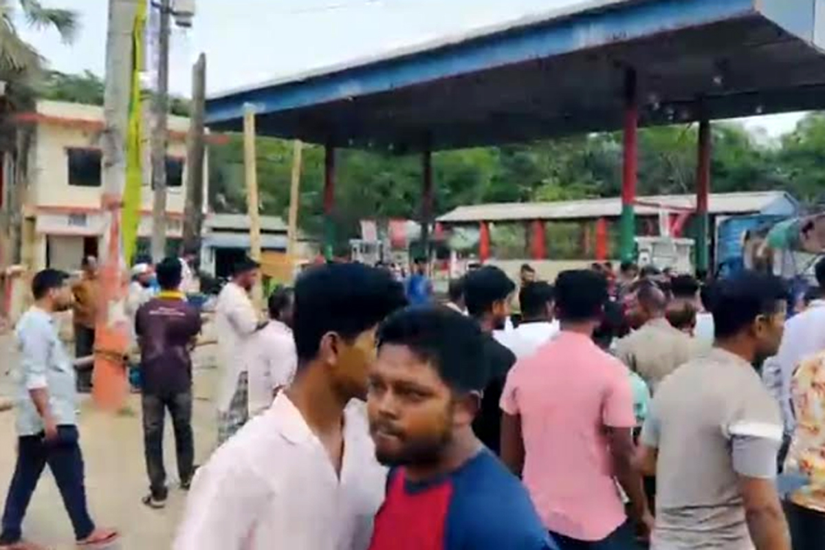 সুবর্ণচরে তেল না পেয়ে ফিলিং স্টেশনে ভাঙচুর, আটক ২