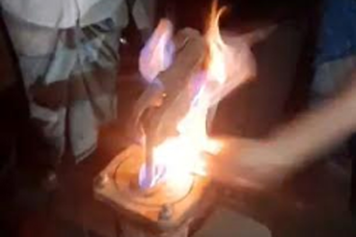 চাটখিলে টিউবওয়েলে দিয়াশলাই ধরতেই জ্বলছে আগুন