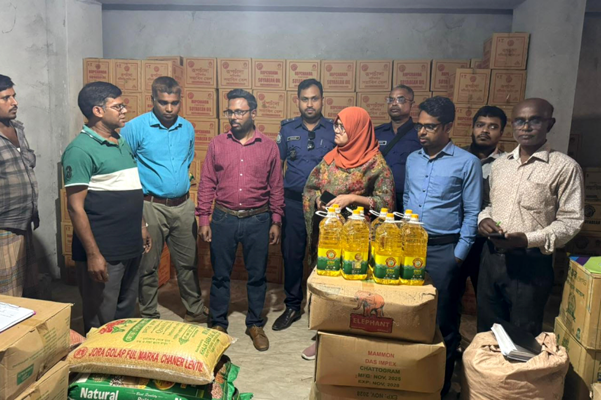 উল্লাপাড়ায় নিয়ম বর্হিভূতভাবে পণ্য বিক্রির দায়ে তিন দোকানিকে জরিমানা