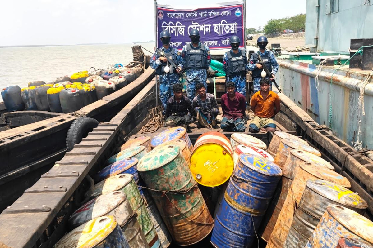 হাতিয়ায় ৮ লাখ টাকার অবৈধ জ্বালানি তেল জব্দ, আটক ৪