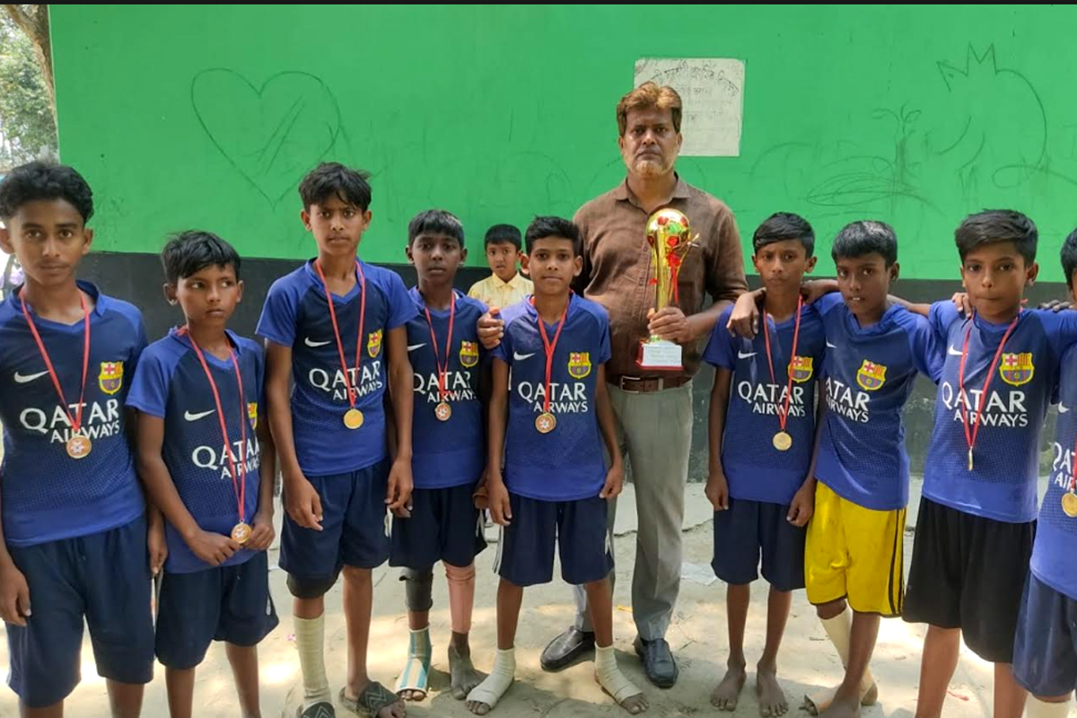 উল্লাপাড়ায় গোল্ডকাপ ফুটবলে চ্যাম্পিয়ন বেতবাড়ী সরকারি প্রাথমিক বিদ্যালয়