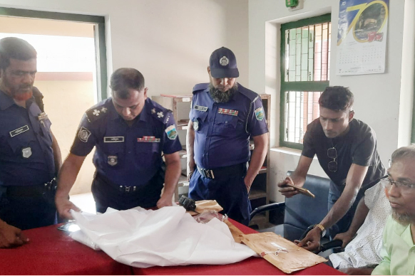 দুই শিক্ষকের নামে খামে এলো কাফনের কাপড়