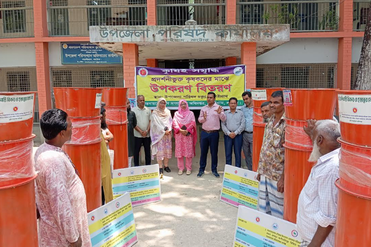 বড়াইগ্রামে পেঁয়াজ চাষিদের মাঝে ‘এয়ার ফ্লো’ মেশিন বিতরণ