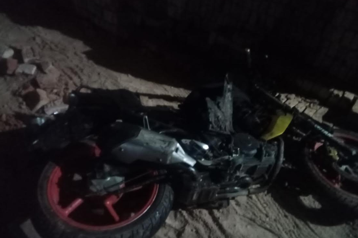 নোয়াখালীতে ফসলি জমির মাটি বিক্রি নিয়ে রণক্ষেত্র: সংঘর্ষ ও মোটরসাইকেলে অগ্নিসংযোগ