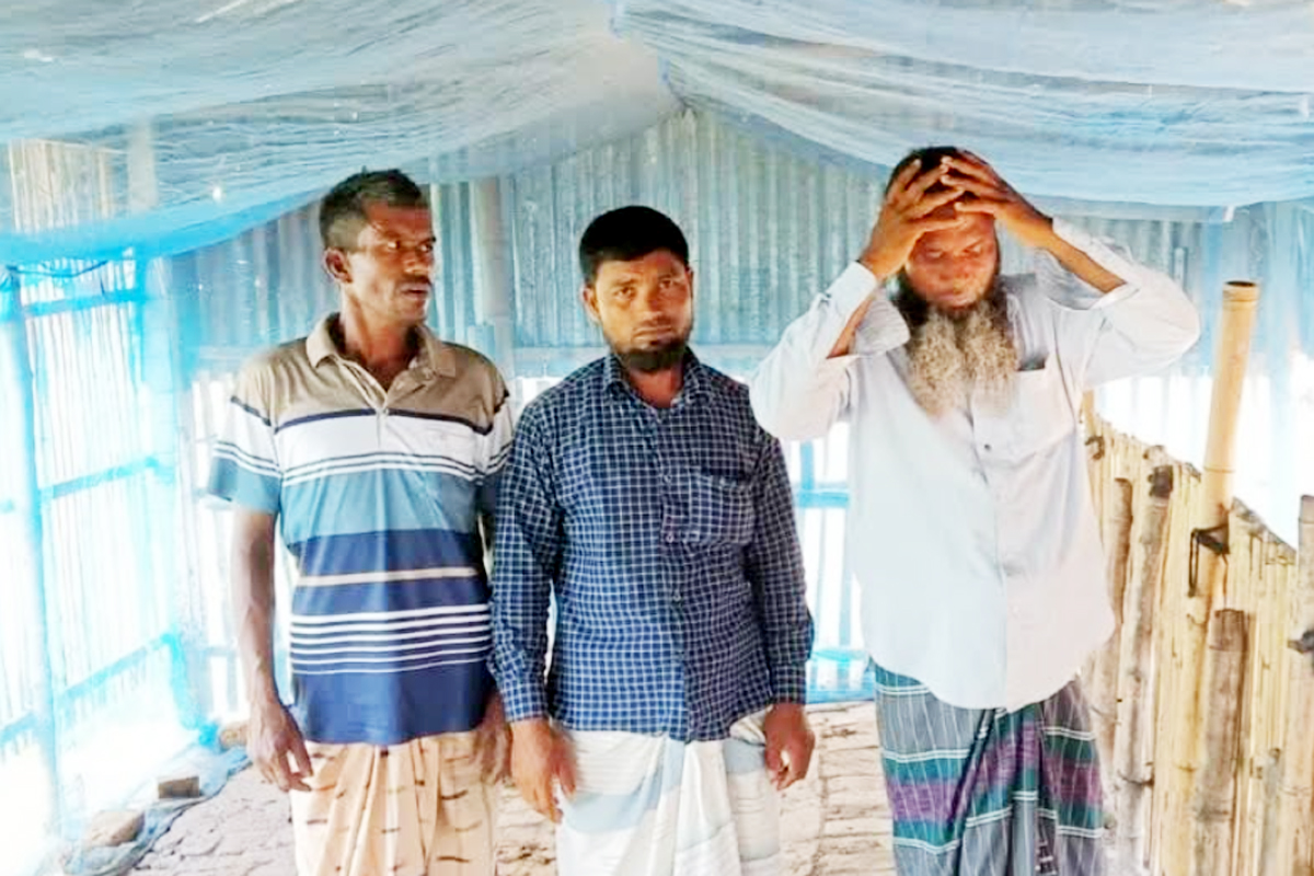 দুধেল গাভী হারিয়ে বিলাপ করছেন রমজান আলী