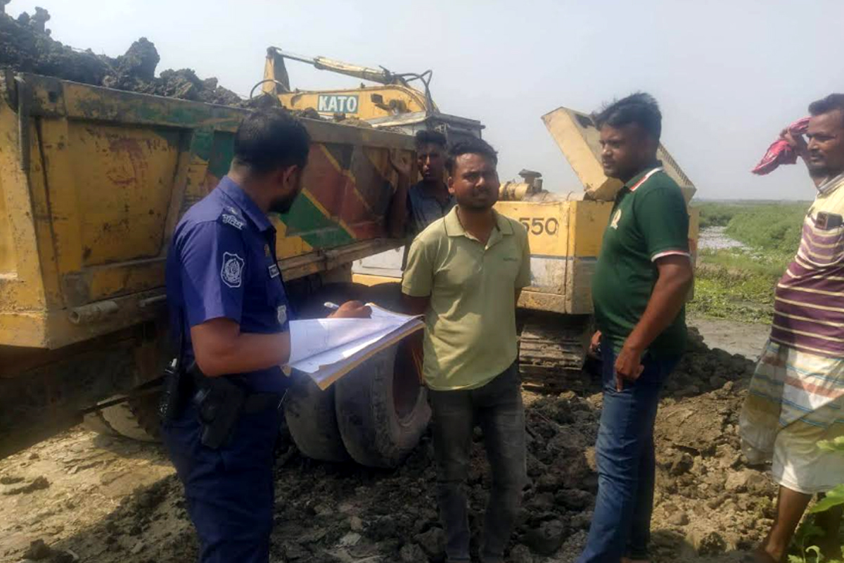 চাটমোহরে ফসলি জমির মাটি কাটার উৎসবে প্রশাসনের হানা: আটক ৩, সরঞ্জাম জব্দ
