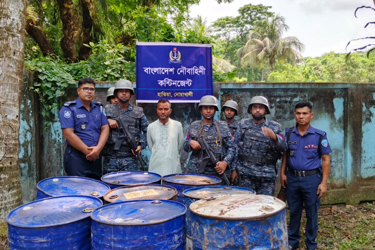 হাতিয়ায় ১৬০০ লিটার ডিজেল জব্দ: যৌথ বাহিনীর অভিযানে গ্রেপ্তার ১